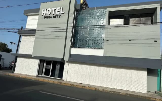 Hotel pool city