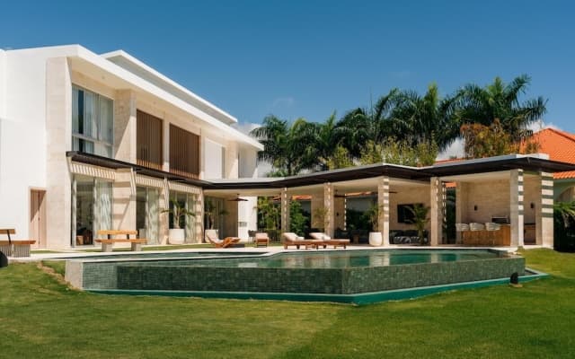 Modern 6 BDR Golf Front Villa in Luxury Beach Resort w Pool and Heated Jacuzziz