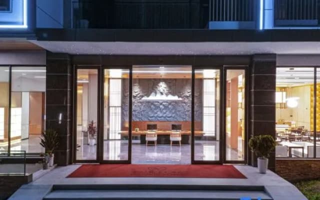Bipenggou Yunman Redwood Hot Spring Hotel