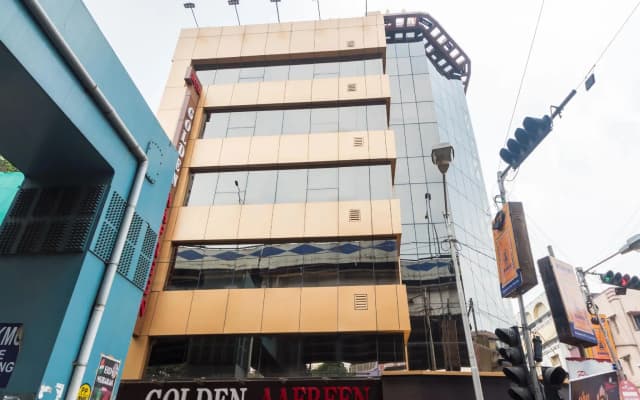 Capital O 9390 Golden Afreen