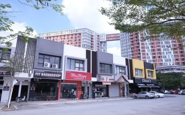 Suria Jelutong Cozy Studio by BeeStay