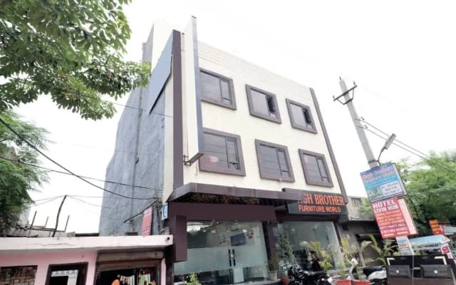 OYO 16379 Hotel LivInn Hub