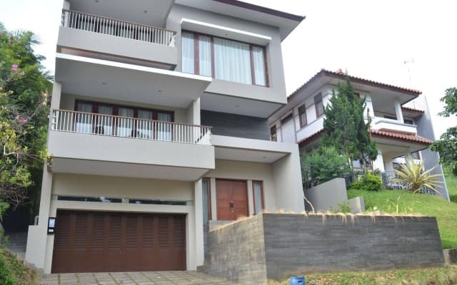 Permai Villa Dago with Pool - Resor Dago Pakar Bandung