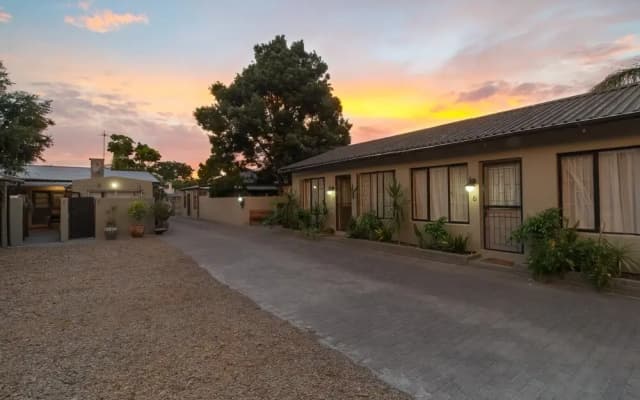 Inyathi Guest Lodge & Self Catering Chalets