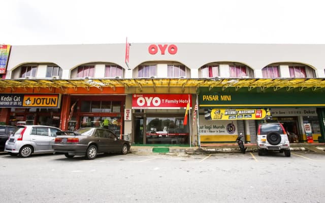 OYO 89615 T Family Hotel