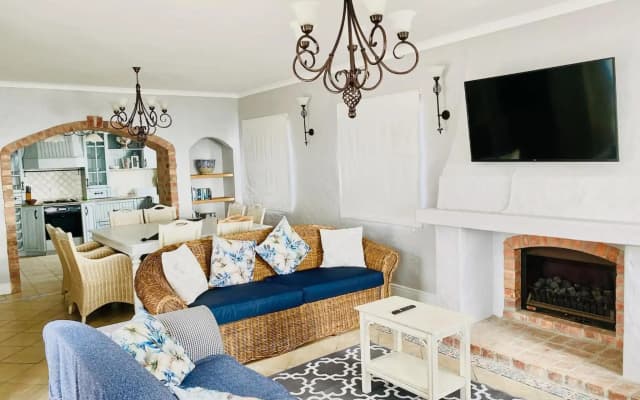 Casa Balena - Gansbaai seafront accommodation, back-up power