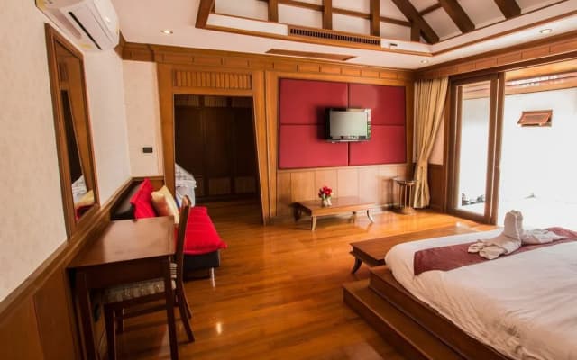 Sirinthara Villa 4 bed pool Nai Harn