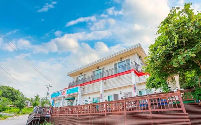 Seokmodo Beach White House Pension