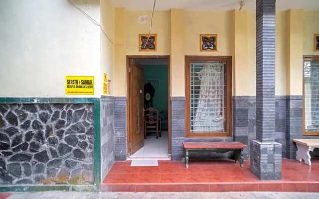 RedDoorz Syariah near Batu Night Spectacular 3