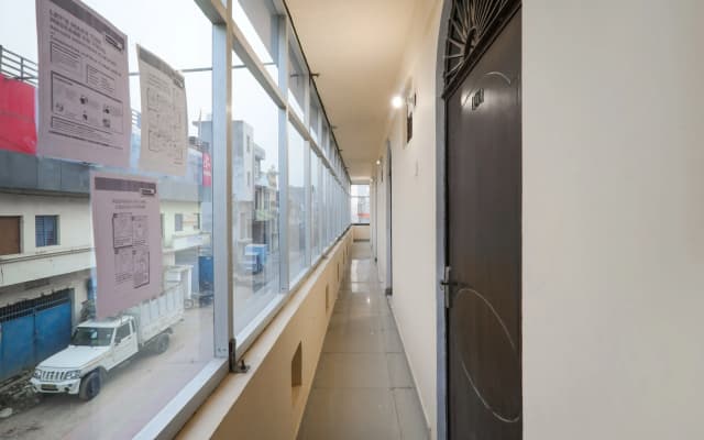 Super Hotel O Aastha Near Chaudhary Charan Singh International Airport