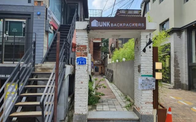 Crossroad Backpackers