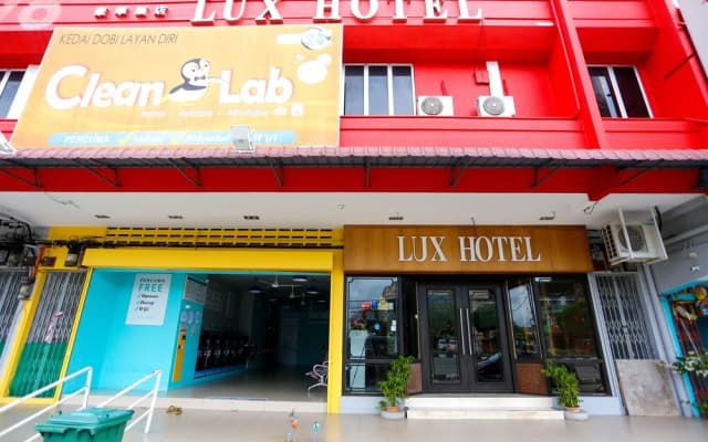 OYO 772 Lux Hotel