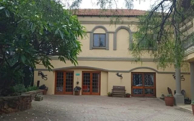 Aloha Menlyn Lodge Ensuite Rooms with shower all with own entrance and unlimited free WiFi