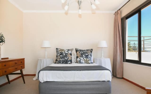 5 bedroom Traditional Fisherman's old Gem w panoramic views, Bloubergstrand, Cape Town