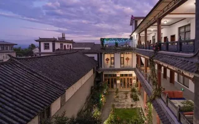 Bihai Longxiang Inn