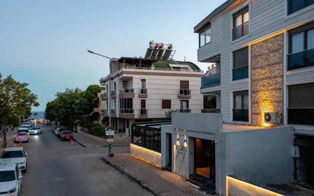 Eluxio Suite Hotel