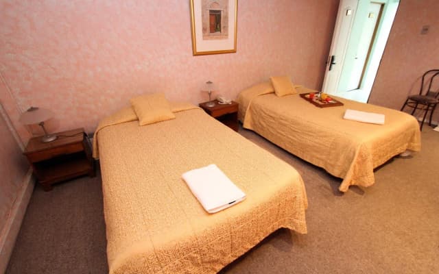 RQ Hotel Dacarlo