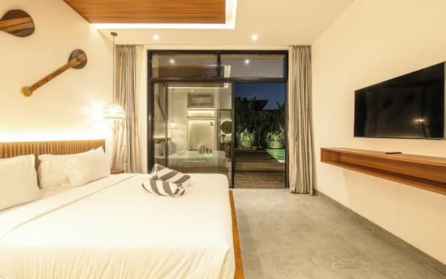 Refined 5 bd Modern Villa, 400m to Beach