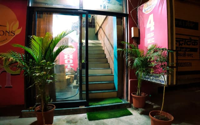 Hotel 4 Seasons by OYO Rooms