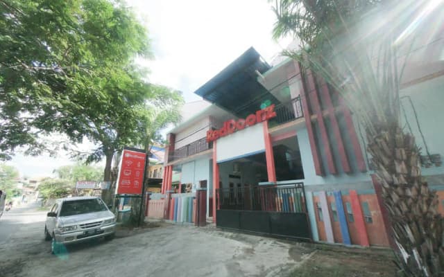 RedDoorz Syariah near Mall Roxy Banyuwangi 2