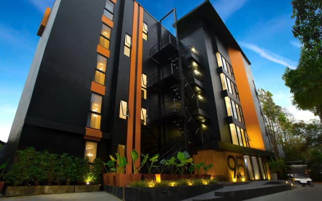 9.5 Hotel