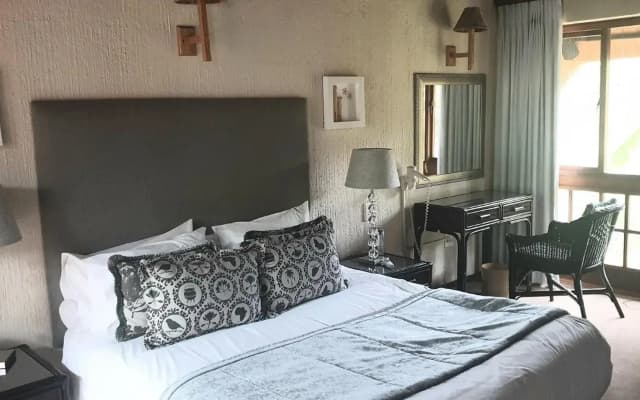 Dreamy 3 bedroom villa on the edge of the Sabie River in Kruger Park Lodge