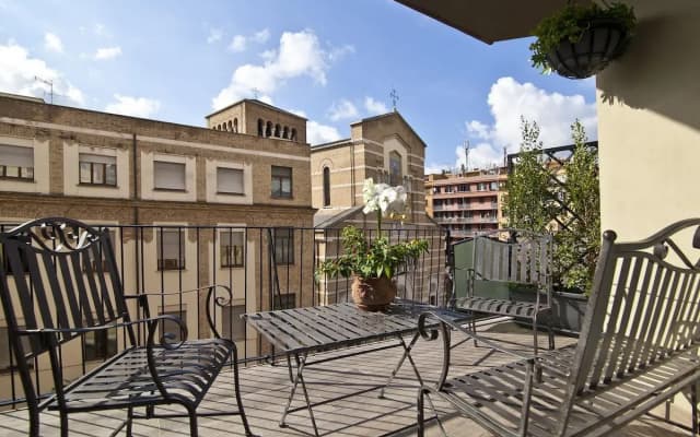 Vienna International Hotel (Huanggang Normal College Ruitian Plaza)