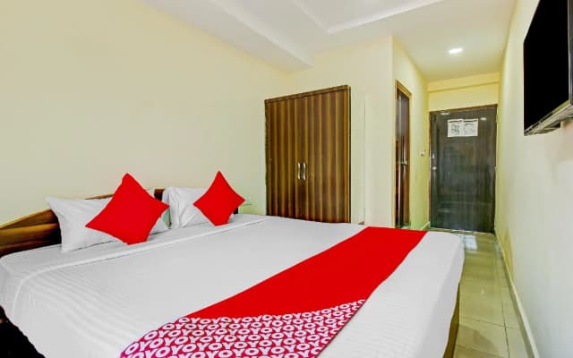 OYO 76552 Adhin Residency