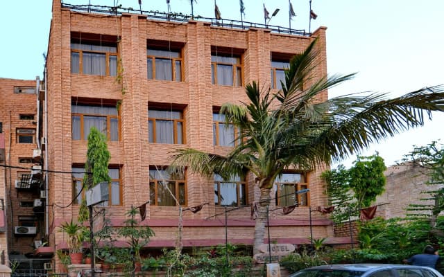 OYO 9900 Hotel Pioneer Plaza