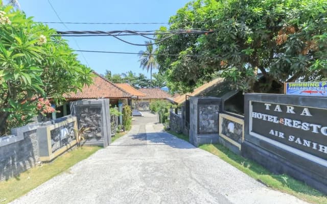 Hotel Tara Bar & Resto Air Sanih by ZUZU