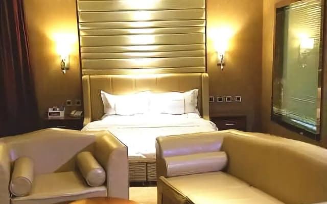Qianyuan Business Hotel