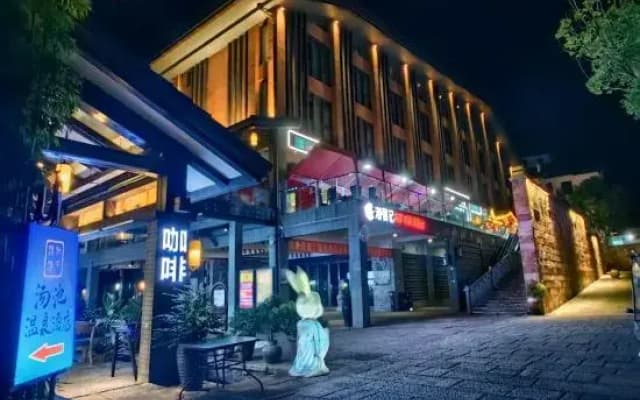 Mingyueshan Tangchi Hot Spring Hotel