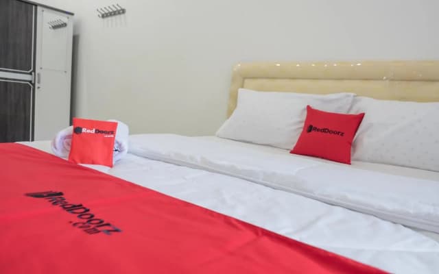 Cemara Guesthouse by RedDoorz
