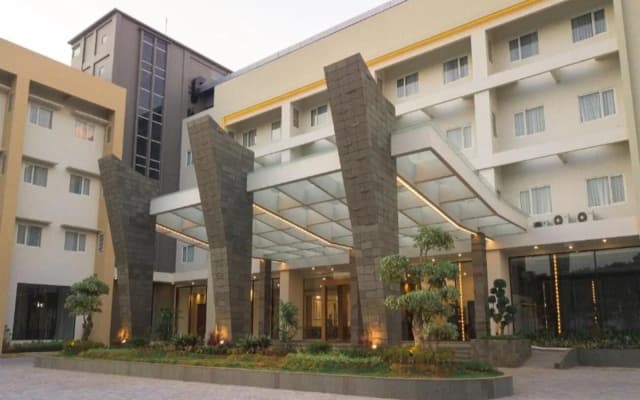 Pollos Hotel & Galerry Rembang
