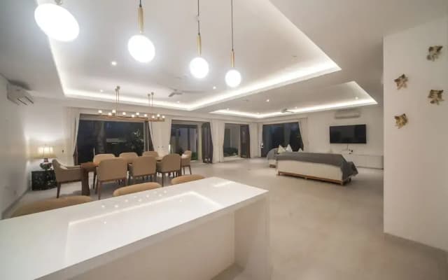 Luxury 4 Bedroom Bella Vista Villa
