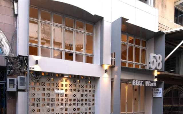 BEAT. Warii Hostel at Chaophraya River