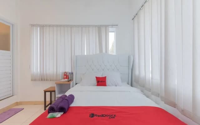 RedDoorz @ Jalan Pangkal Perjuangan Karawang