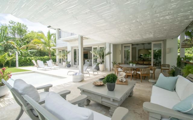 Stylish Fully-staffed Villa Near Beach and Lagoons in Exclusive Golf Resort