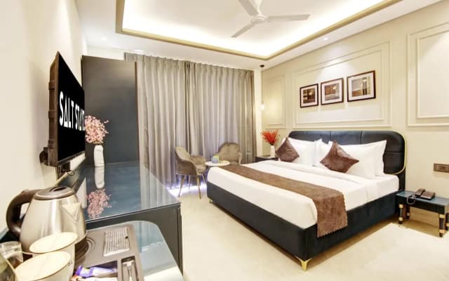 Saltstayz Premier – Galleria Market Road & Sector 27