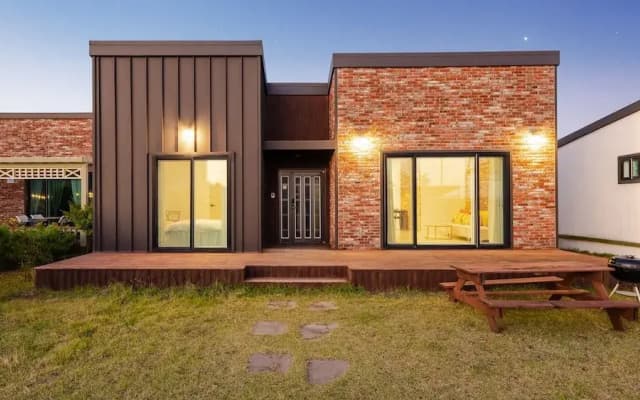 Jeju Pureunbada Pet Dokchae Pension