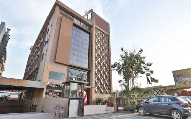 OYO 13253 The Grand Vinayak Hotel