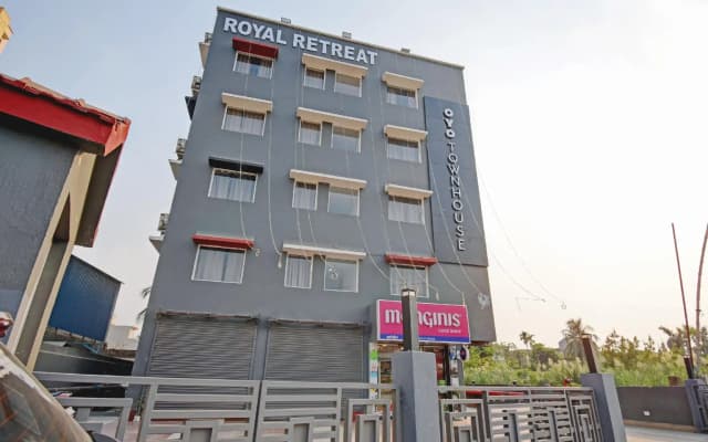 OYO Townhouse 75779 The Royal Retreat