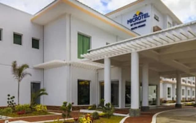 Microtel Inn & Suites By Wyndham South Forbes Near Nuvali