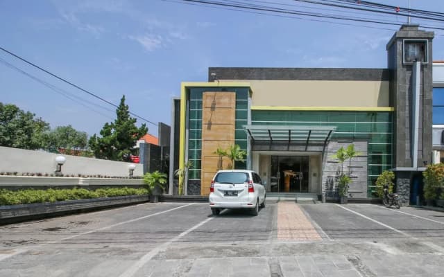 Airy Alun Alun Kejaksaan Siliwangi 108 Cirebon
