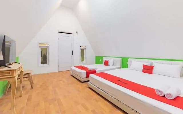 RedDoorz Syariah Plus Near Sukabumi Station