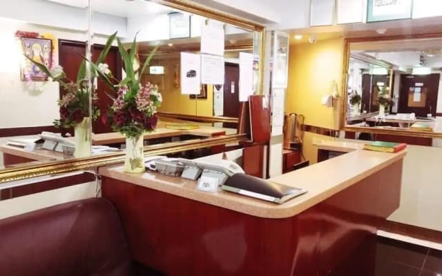 England Premier Backpackers Inn