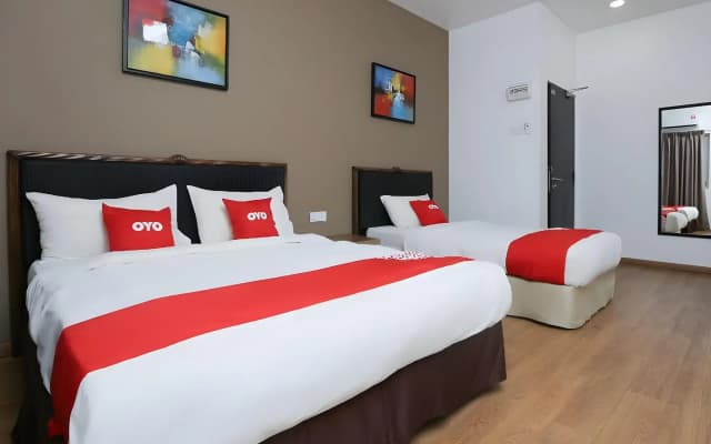 OYO 89915 East Mount Hotel