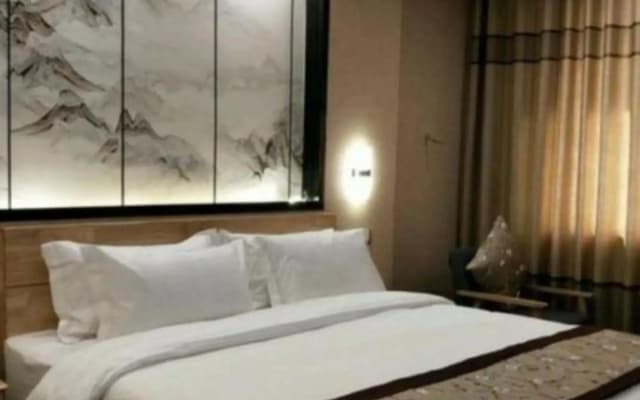 100 Full Score Hotel (Tongren Railway Station Branch)