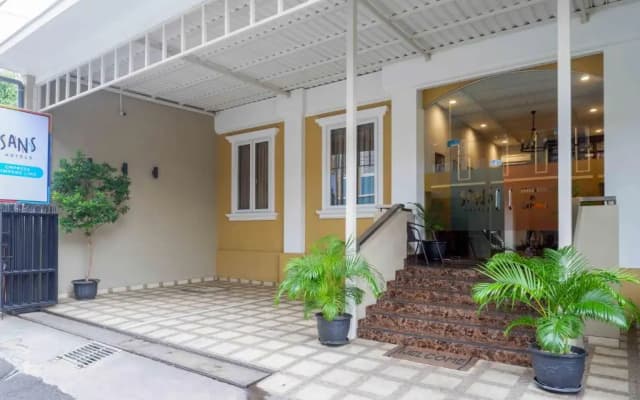 SANS Hotel Empress Simpang Lima