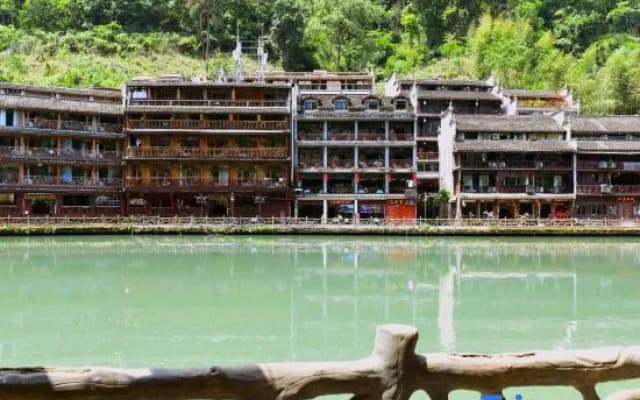 Jiuqi Shuidiao Getou Diaojiaolou Hotel